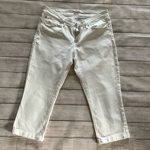 White Levi’s cropped jeans